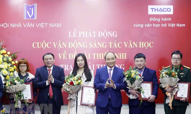Presidente Nguyen Xuan Phuc asiste al acto de movilización de creaciones literarias sobre los niños