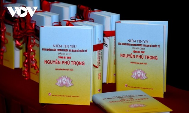Presentan el libro “La confianza y el amor de vietnamitas y amigos internacionales al secretario general del PCV