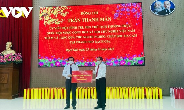 Vicepresidente del Parlamento entrega regalos de Tet en Kien Giang