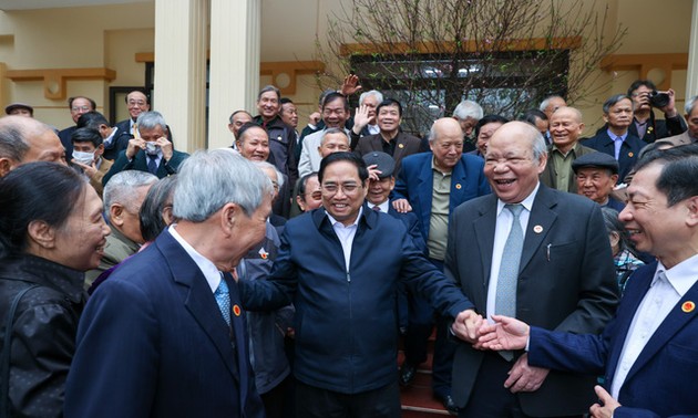 Primer ministro felicita a los ex funcionarios de Thanh Hoa en ocasión del Tet