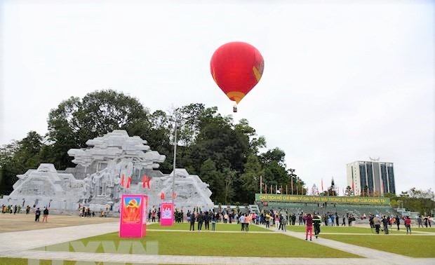 Comienzan los preparativos para el Festival Internacional de Globos Aerostáticos en Tuyen Quang