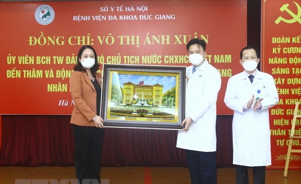 Homenajear a los profesionales sanitarios en ocasión del Día del Médico Vietnamita