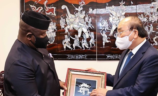 Presidente de Sierra Leona inicia visita oficial a Vietnam