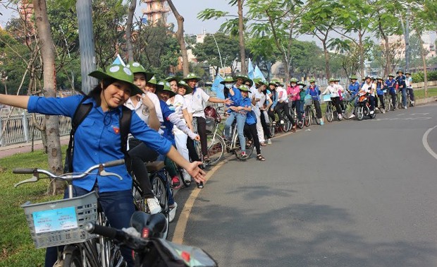 「サイゴンへ進む」自転車行進