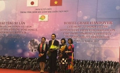 鳩山由紀夫元首相、ベトナム障がい者等に車椅子を寄贈