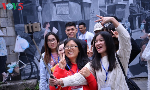 ベトナムのテトを楽しむ外国人学生