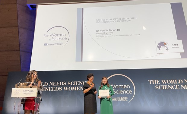 ロレアル・ユネスコ女性科学賞を受賞したタン・バン博士