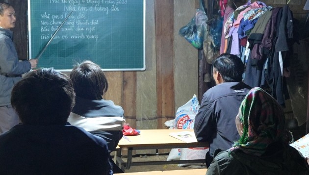 カオバン省ルンサップ集落、非識字者を解消する教室