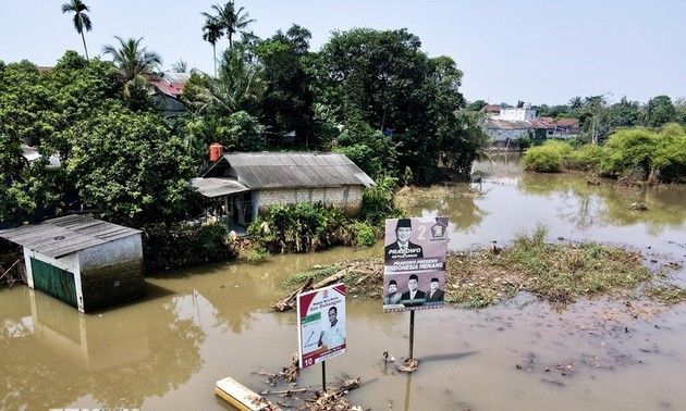 インドネシア 大雨で鉄砲水や洪水 37人死亡 18人不明 救助急ぐ