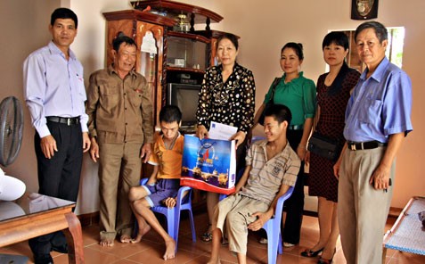 Memberikan bingkisan dan mengadakan temu pertukaran dengan korban agen oranye/dioxin kota Da Nang.  