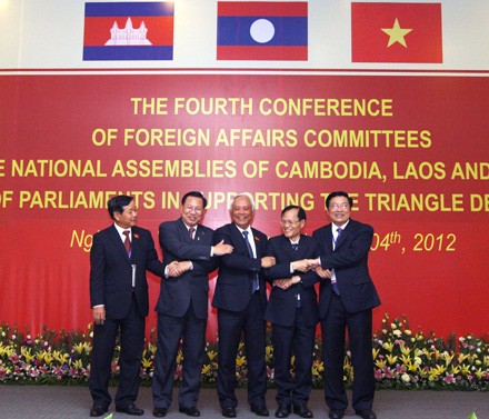 Penutupan  Konferensi ke-4 Komisi Hubungan Luar Negeri Parlemen Kamboja-Laos-Vietnam tentang segi tiga perkembangan