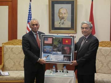 Direktor Jenderal NASA melakukan temu kerja dengan  Institut  Ilmu Pengetahuan dan Teknologi Vietnam