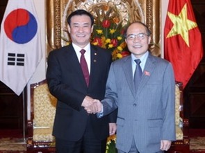 Pemimpin Partai dan Negara Vietnam menerima delegasi tingkat tinggi Parlemen Republik Korea