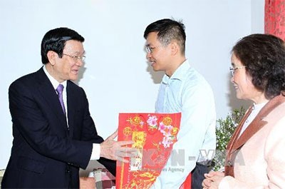 Presiden Vietnam Truong Tan Sang  mengucapkan selamat Hari Raya Tet kepada para sastrawan, seniman-seniwati dan intelektual.