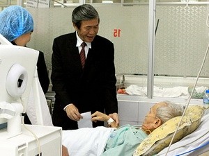 Pemimpin Partai Komunis  menyampaikan ucapan  selamat kepada para dokter sehubungan dengan Hari Dokter Vietnam (27 Februari)