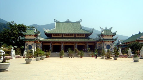 Pagoda Linh Ung –Lapangan pantai But- salah satu diantara  tempat-tempat wisata spiritualitas yang  terkenal di kota Da Nang 