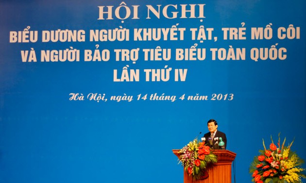Presiden Vietnam Truong Tan Sang  menghadiri Konferensi  memuji  penyandang cacad yang tipikal