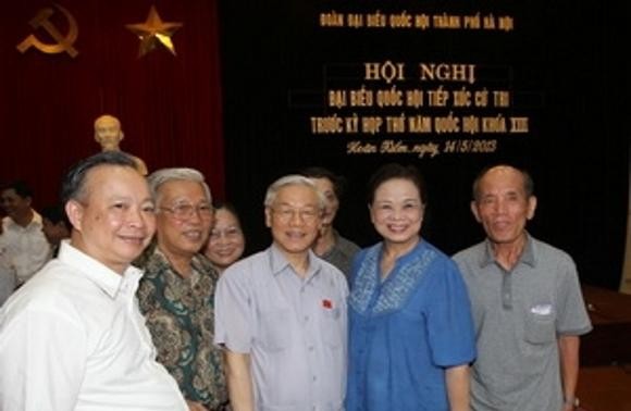 Sekjen Nguyen Phu Trong melakukan kontak dengan para pemilih dua kabupaten kota Hoan Kiem dan Tay Ho, kota Hanoi