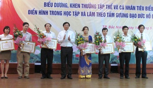 Memuji beberapa kolektif dan perorangan tipikal dalam  belajar dan bertindak sesuai dengan keteladanan moral Ho Chi Minh.