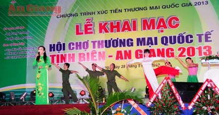 Pembukaan Pekan Raya Perdagangan Internasional  Tinh Bien-An Giang –tahun 2013