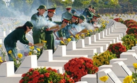 Banyak daerah di Vietnam memperingati hari Prajurit Penyandang Cacad dan Pahlawan yang gugur 
