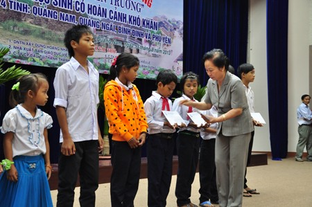 Para pelajar miskin  di provinsi-provinsi di Vietnam tengah mendapatkan  beasiswa “ Bersama-sama dengan saya pergi sekolah”
