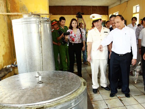 Deputi PM Vietnam Nguyen Xuan Phuc  memeriksa pekerjaan  memberikan remisi di provinsi Ninh Binh.