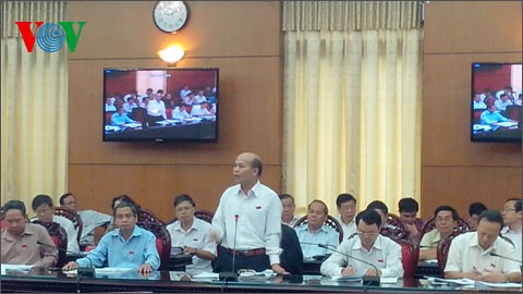 Para anggota fulltimer  Majelis Nasional Vietnam memberikan pendapat kepada rancangan amandemen UUD-1992