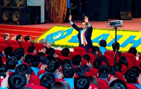 Deputi Perdana Menteri dan para Menteri Vietnam megadakan dialog dengan para mahasiwa.