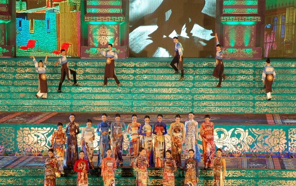Kira-kira 100 000  wisatawan datang ke kota Hue dalam pekan pertama Festival Hue-2014