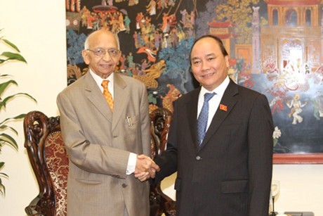 Deputi PM Nguyen Xuan Phuc menerima Jitendra Sharma, Ketua Kehormatan IADL.