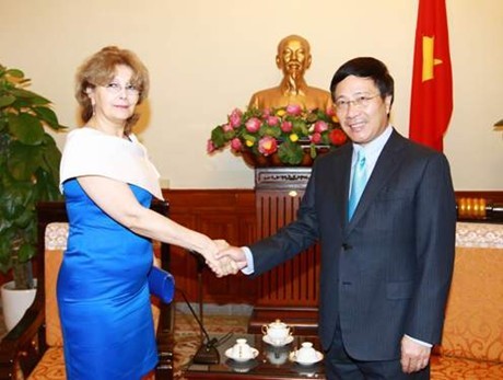 Deputi PM, Menlu Vietnam Pham Binh Minh menerima Duta Besar Armenia, Raisa Vardanyan. 