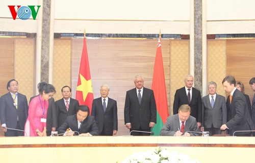 Memperkokoh dan mengembangkan hubungan persahabatan dan kerjasama komprehensif Vietnam-Belarus