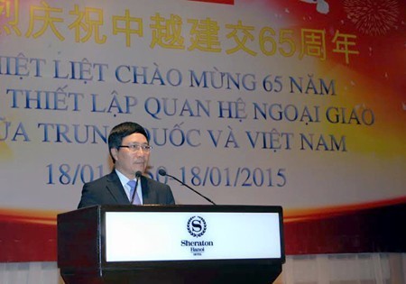 Mengadakan resepsi sehubungan dengan peringatan ultah ke-65  penggalangan hubungan diplomatik Vietnam-Tiongkok