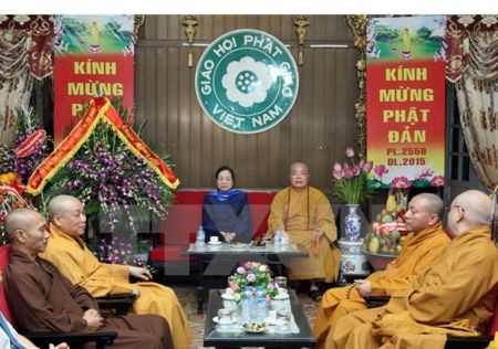 Kepala Departemen Penggerakan  Massa Rakyat  KS PKV Ha Thi Khiet mengucapkan selamat kepada Sanggha Buddha Vietnam.