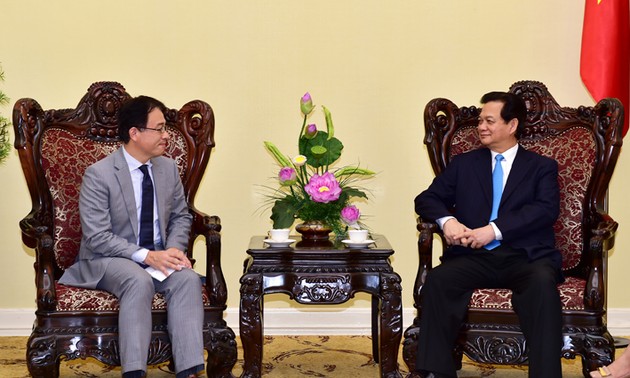 PM Nguyen Tan Dung menerima Direktor ADB dan Duta Besar Denmark di Vietnam sehubungan dengan akhir masa baktinya