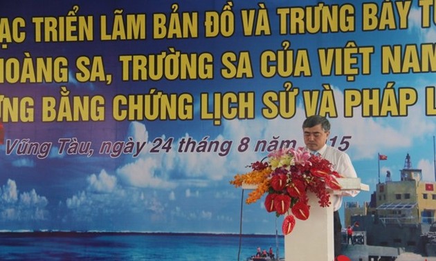 Terus melakukan sosialisasi tentang kedaulatan Vietnam terhadap dua kepulauan Hoang Sa dan Truong Sa