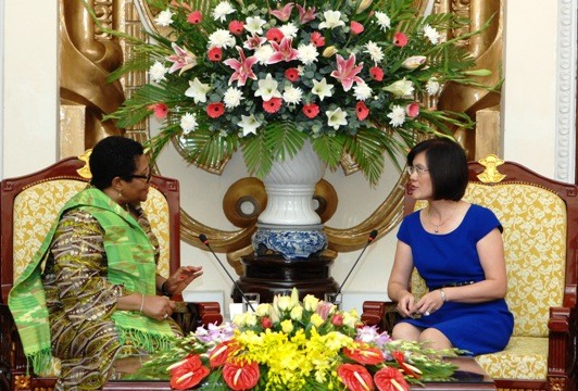 Istri Deputi PM, Menlu Vietnamm, Pham Binh Minh menerima delegasi para istri Duta Besar   di kota Beijing  yang berkunjung di Vietnam.