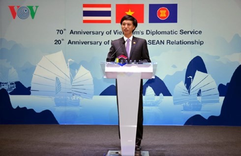 Memperingati ultah ke-70 berdirinya instansi diplomatik Vienam dan ultah ke-20 Vietnam masuk ASEAN