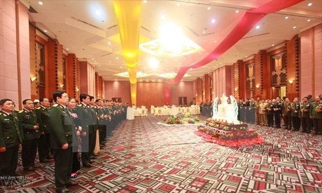 Mengadakan resepsi untuk menghormat para Atase Pertahanan  negara-negara  sehubungan dengan berdirinya Tentara Rakyat Vietnam.