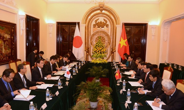 Deputi PM, Menlu Pham Binh Minh mengadakan pembicaraan dengan Menlu Jepang, Fumio Kishida