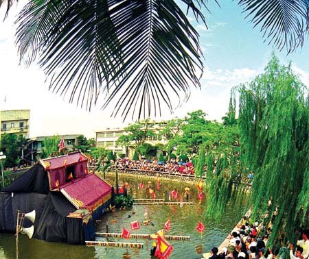 Keunikan dan keatraktifan  rombongan  wayang golek air desa Nguyen