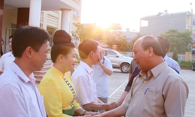 PM Nguyen Xuan Phuc menyapa dan mencari tahu tentang situasi kehidupan penduduk di daerah pemukiman proyek hydrolistrik  Son La