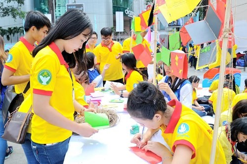 Puluhan ribu pelajar dan mahasiswa kota Ho Chi Minh ikut serta dalam  kampanye “Musim Semi Relawan”