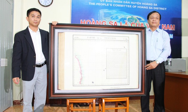 Kabupaten Hoang Sa, kota Da Nang menerima peta yang berharga tentang Hoang Sa yang dihadiahkan oleh  seorang diaspora Vietnam