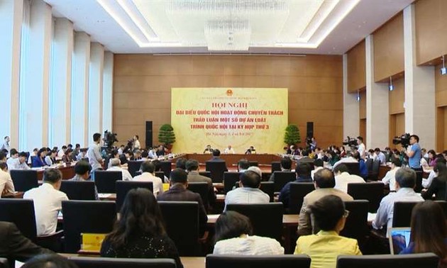 Persidangan anggota MN Vietnam yang bekerja penuh waktu berbahas tentang RUU mengenai  Bantuan untuk Badan Usaha Kecil dan Menengah