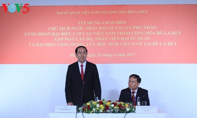 Presiden Vietnam Tran Dai Quang  menemui  para pejabat dan staf Kedutaan Besar  dan para wakil komunitas orang dan  mahasiswa Vietnam di Belarus