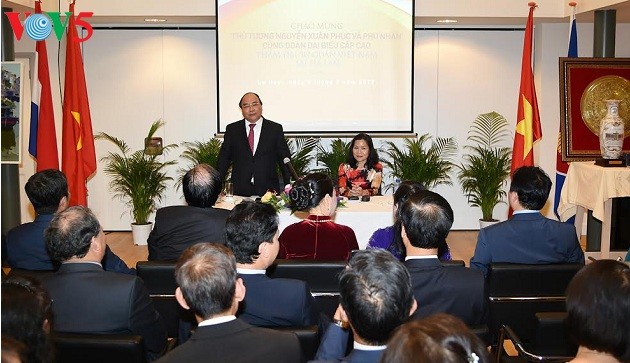 PM Vietnam Nguyen Xuan Phuc mengadakan pertemuan dengan komunitas orang Vietnam di Belanda