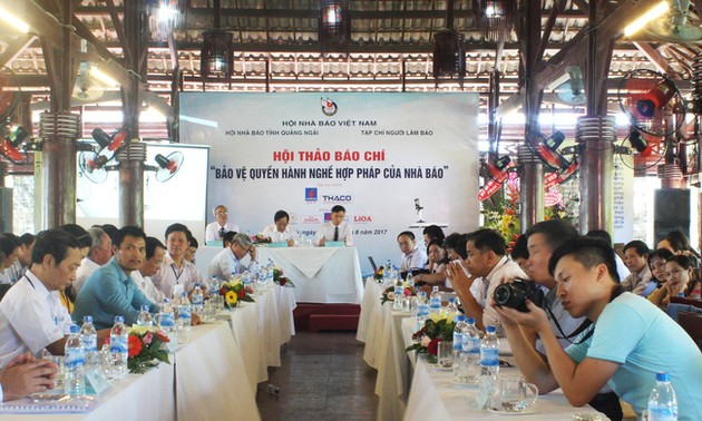 Mengembangkan peranan Persatuan Wartawan Vietnam dalam membela hak  menjalankan  praktek profesi  yang sah dari wartawan