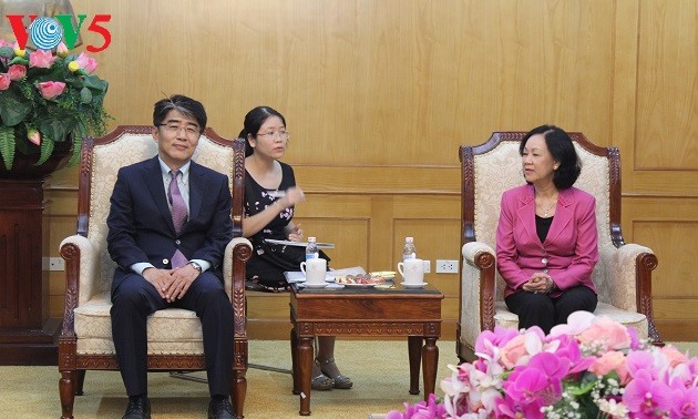 Direktur ILO, Change Hee Lee melakukan kunjungan di Vietnam